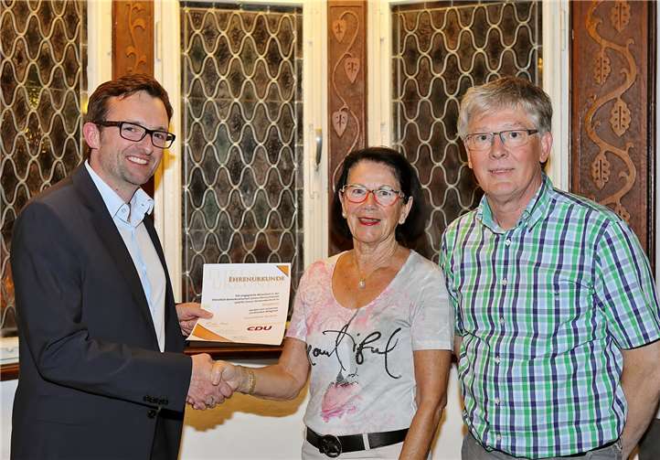 CDU-Vorsitzender Michael Korden gratuliert Hannelore Stetter und Peter Friedrich zum 30-jährigen Parteijubiläum.Dreschers