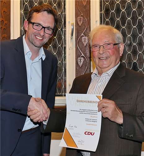 CDU-Vorsitzender Michael Korden (li.) gratuliert Ewald Holzem zum 50-jährigen Parteijubiläum. Privat