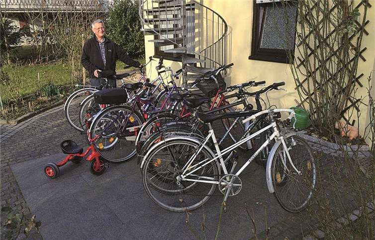 CDU Vorsitzender Wolfgang Heller gab die Fahrräder an Asylsuchende weiter. privat