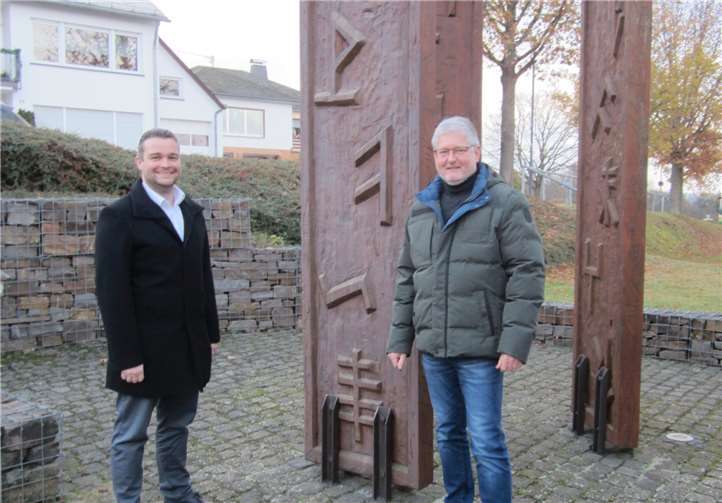 CDU-Wahlkreiskandidat Torsten Welling und Peter Scheidweiler, Vors. CDU OV Macken, vor den 3 Stelen mit traditionellen Hauszeichen am Dorfgemeinschaftshaus. Fotos: privat