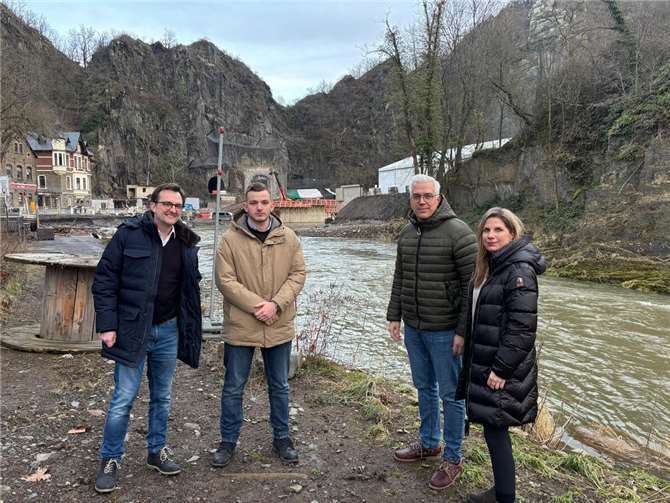 CDU sieht im Januar-Hochwasser ernste Warnzeichen - Ortstermin an der Ahr: (v.l.n.r.) Michael Korden, Julius Knieps, Bürgermeister Dominik Gieler, Natalie Baum.  Foto: Maximilian Knieps