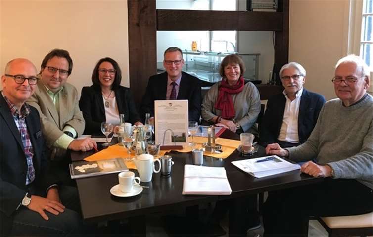 CDU- und FDP-Politiker beim Pressegespräch: v.l. Axel Wilcke, Oliver Baron, Silke Josten-Schneider, Karsten Logemann, Tamara Vogt, Lorenz Euskirchen, Claus Wehage (der die Erstellung der Bürgerinfo federführend begleitete).privat