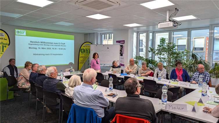 CI-Trägerin Ute Jung referiert über die Möglichkeiten des Hörtrainings. Quelle: Treffpunkt Ohr