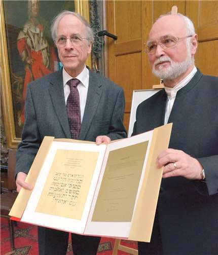 CJG Vorsitzender Hans Werner Schlenzig (re) überreichte den Eisenkopfpreis an Dietrich Schabow.