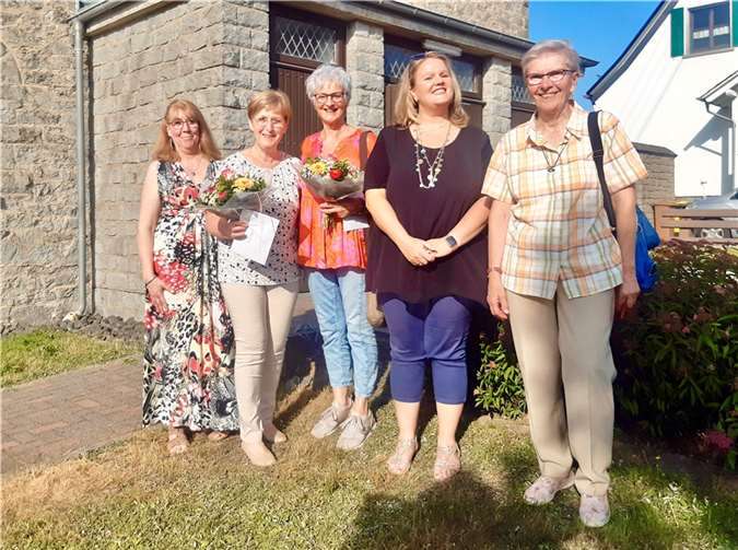 CKD-Sprecherinnen Renate Brychlik (rechts) zeichnete Beate Wagner (2.von links) und Beate Seibert (Mitte) für ihr langjährigens ehrenamtliches Engagement im Anziehpunkt Montabaur aus. Zu den ersten Gratulantinnen gehörten Anziehpunkt-Leiterin Vera Zimmermann (2. von rechts) und deren Stellvertreterin Birgit Kaiser (links). Foto: Caritasverband Westerwald-Rhein-Lahn e. V.
