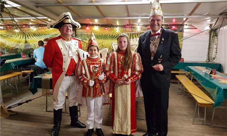 CKG-Boss Günter Hammes und sein Vize Michael Brand präsentierten mit Jonas und Lea das neue Kinderprinzenpaar des TV Cochem. TE