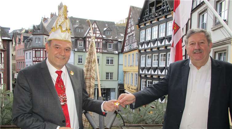 CKG-Präsident Günter Hammes überreicht den Sessionsorden 2021(Clown mit Schutzmaske) an Stadtbürgermeister Walter Schmitz.Fotos: TE