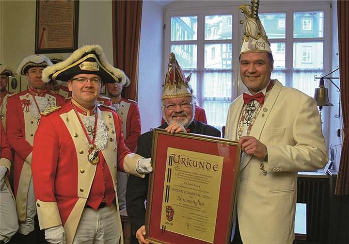 CKG-Präsident Günter Hammes und sein Vize Michael Brand verliehen der Cochemer Bühnengröße Herbert Hilken die Ehrenmitgliedschaft.TE