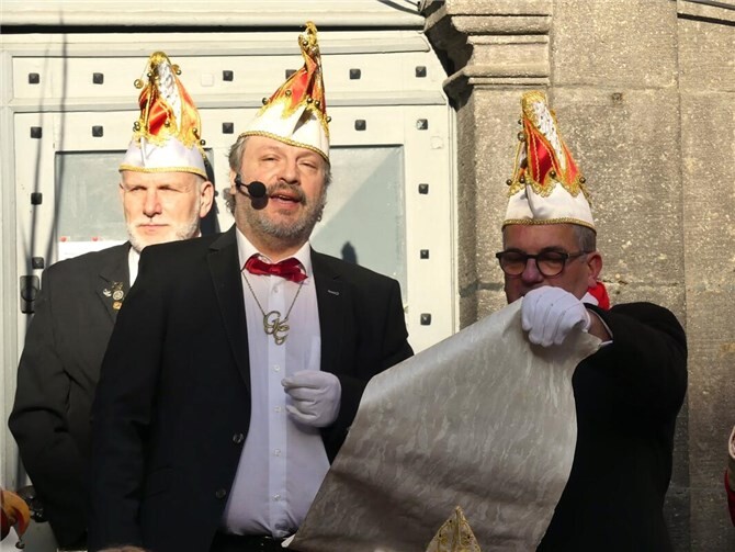 CKG-Protokoller Stephan Hilken zeigte in seinen närrischen Paragrafen Missstände auf und las der Politik gehörig die Leviten. Foto: TE