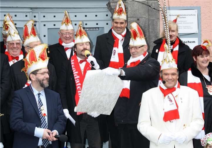 CKG-Protokoller Stephan „Peff“ Hilken trug die elf närrischen Regeln der Cochemer Jecken per Vers und Gesang vor.