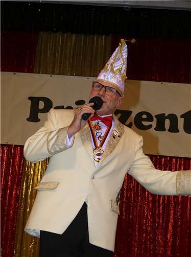 CKG-Sitzungspräsident Jörg Eckerskorn führte als närrischer Moderator durch das kunterbunte Spektakel.