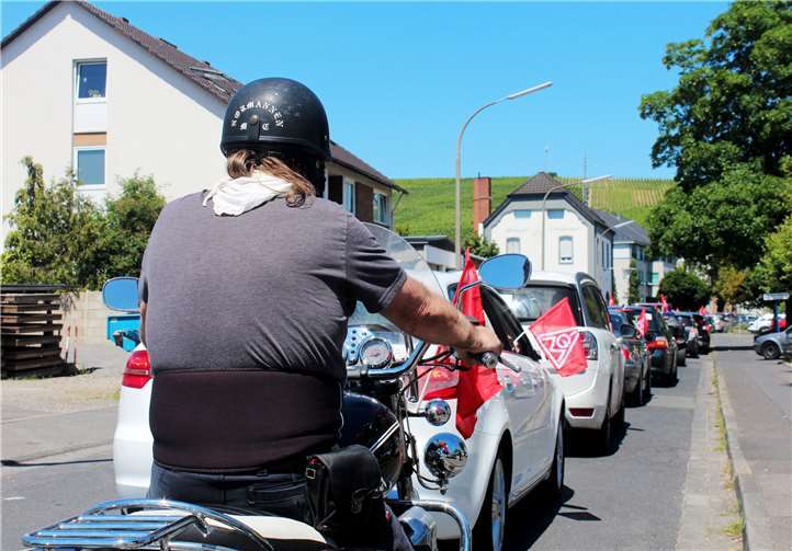 Ca. 100 Fahrzeuge beteiligten sich am Autokorso in Ahrweiler.