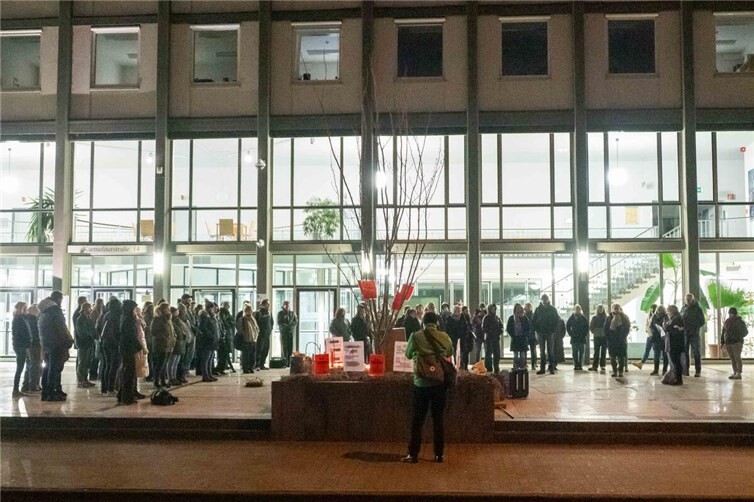 Ca. 100 Menschen trafen sich abends im stillen Gedenken vor dem Amtsgericht Koblenz, wo auch die Verhandlung stattfinden wird. Fotos: SCH