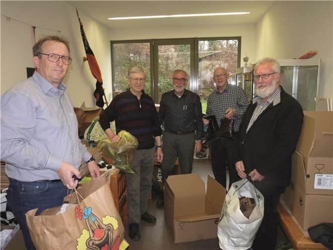 Ca. 1.700 Paar Schuhe wurden von engagierten Vorstandsmitglieder der Mendiger Kolpingfamilie in Kartons verpackt: V.links: Joachim Plitzko, Wolfgang Berger, Dr. Burkhardt Glutting, Dr. Robert Diensberg und Wolfgang Kütscher. (Leiter der Seniorenwerkstatt Mendig). Foto: FRE