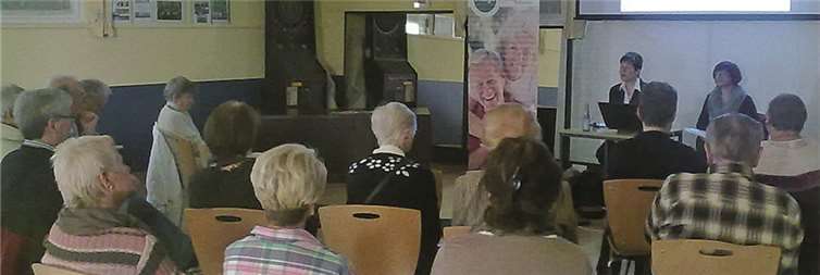 Ca. 20 Gäste verfolgten interessiert dem Vortrag von Uta Vogel und Ilhana Rascic.privat