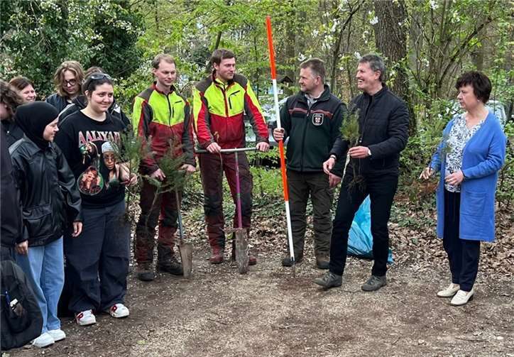 Ca. 20 Schülerinnen und Schüler (MSS 12/Bio-Leistungskurs) des Görres-Gymnasiums tauschten daher das Klassenzimmer gegen Unterricht im Freien. Foto: Rolf Hennequin