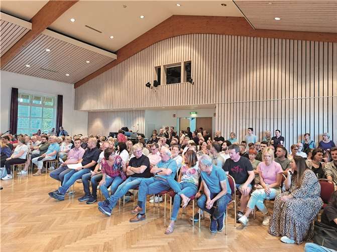 Ca. 300 Besucher waren zu der öffentlichen VG-Ratssitzung in die Laacher See-Halle gekommen.