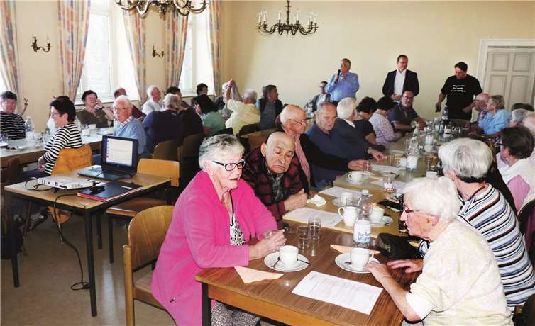 Ca. 40 ältere Menschen waren beim jüngsten Seniorentreff im Haus am Lindenbaum zugegen.