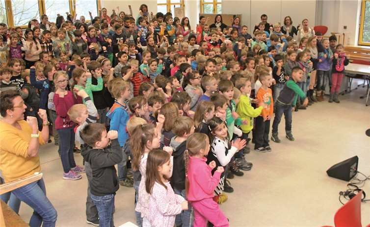 Ca. 400 Schülerinnen und Schüler der Grundschule Linz am Rhein schmetterten mit großer Begeisterung den Refrain der Benefiz-CD in die Mikrofone - ein großer Spaß für eine gute Sache.linz.li