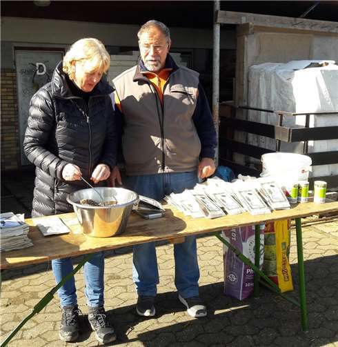 Ca. 50 Tütchen Saatgut mit verschiedenen Mischungen wurden ausgegeben.  Foto: Bürgerverein Werthhoven
