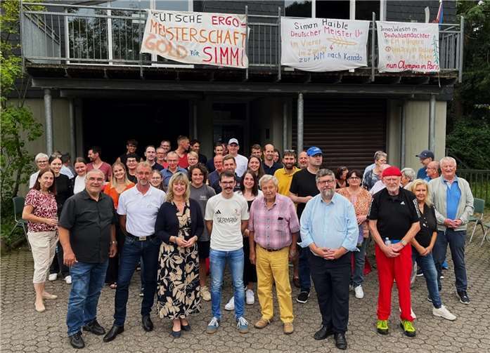 Ca. 60 Gratulanten hatten sich am Bootshaus der Rudergesellschaft Treis-Karden eingefunden, um den Steuermann des Deutschlandachters Jonas Wiesen zu empfangen: vordere Reihe v.li. Michael Hippert (1. Vors. „Team Paris 2024“), Klaus Bischof (1. Vors. RG Treis-Karden), Anke Beilstein (Landrätin LK Cochem-Zell), Jonas Wiesen, Erwin Thönnes (Brieden), Wolfgang Lambertz (VG- Bürgermeister Cochem), Edwin Scheid (Sportkreis-Vorsitzender). Foto: Leon Spies