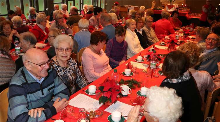 Ca. 70 Seniorinnen und Senioren verbrachten bei der Adventsfeier der AG „Alt sein – alt werden in Melsbach“ einige stimmungsvolle Stunden. privat