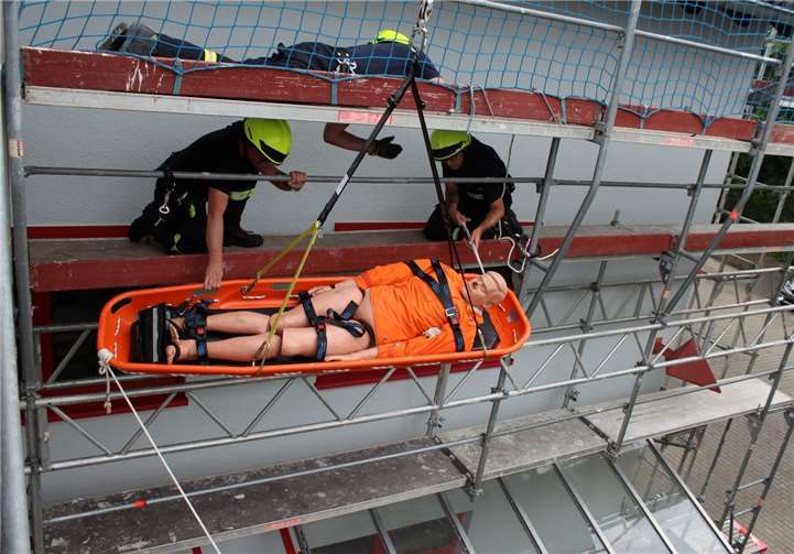 Ca. 80 kg wiegt die Übungspuppe.