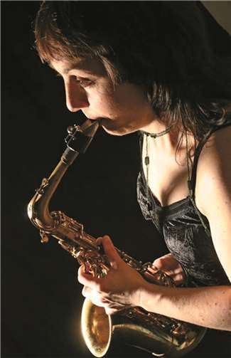 Ca-roH wird mit ihrer Mischung aus Jazz, Funk und Soul für gute Stimmung sorgen. Privat