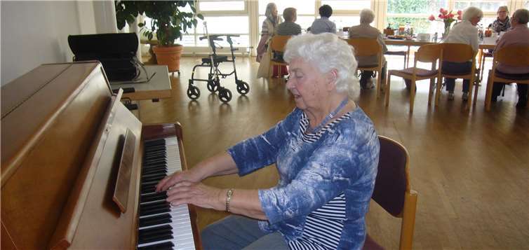 Cäcilia Klerings am Klavier. Privat