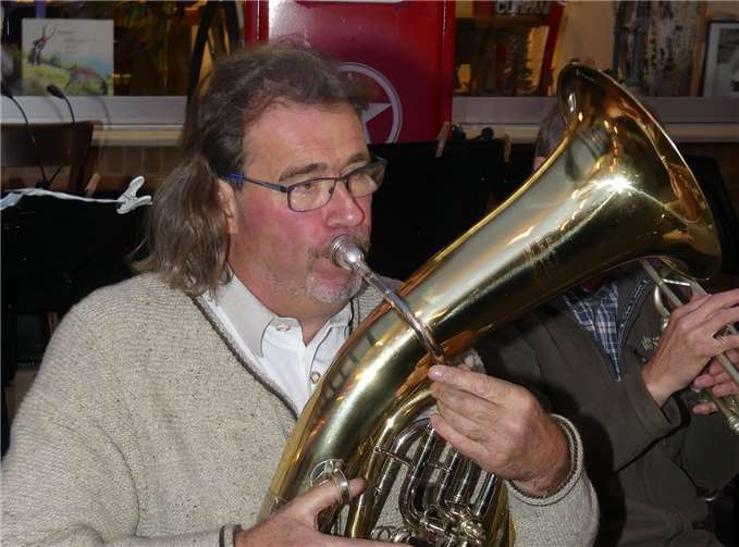 Café-Betreiber Jürgen Berens erfreute selbst als aktives Mitglied bei den Bergdorf-Musikanten.Fotos: TE