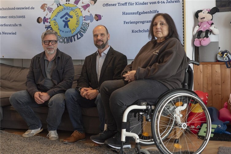 Calderys Betriebsleiter Ulrich Heidenreich, ein Mitarbeiter, der an dem Spendenprojekt beteiligt war sowie Gabriele Jung-Stertz, Leiterin des Neuwieder Kinderschutzbundes (vlnr.).