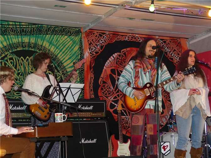 „California Dreamin`“ zelebrieren die Hambucher Jugendlichen beim Konzert „Peace, Life & Rock`n Roll“.