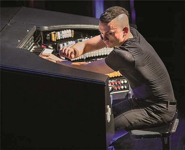 Cameron Carpenter an seiner von ihm selbst mitentwickelten International Touring Organ. P!ELmedia