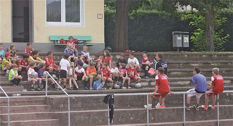 Camp-Leiter Jan Jerrentrup überreicht das ABC-Fußballabzeichen. privat
