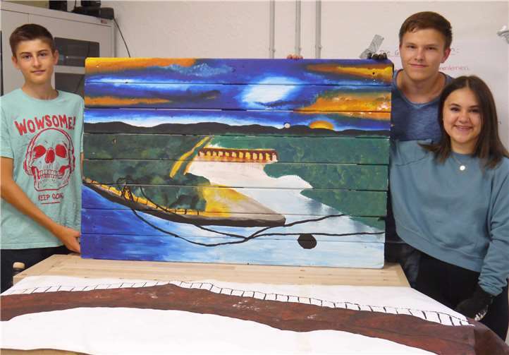 Camp-TeilnehmerInnen bei der Gestaltung der Kulissen fürs Musical.Fotos: privat