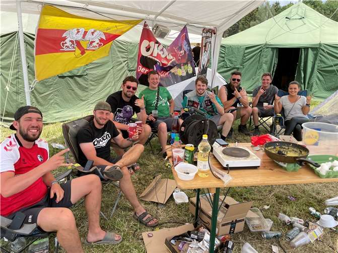 Camping-Feeling live: Diese Rock am Ring-Fans verbreiteten die richtige Stimmung mit Musik und guter Laune. Foto: Daniel Robbel