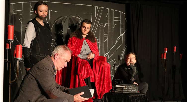 Capricorn zwingt Mo, aus der „Schatzinsel“ vorzulesen.