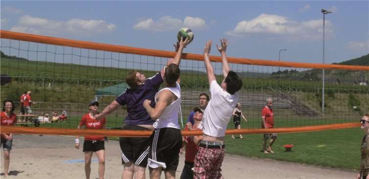 „Captain Blaubär“ vom Team „Gewinner der Herzen“ kann hier den Offensivblock der „Nüssknacker“ mit einem Heber überlisten.