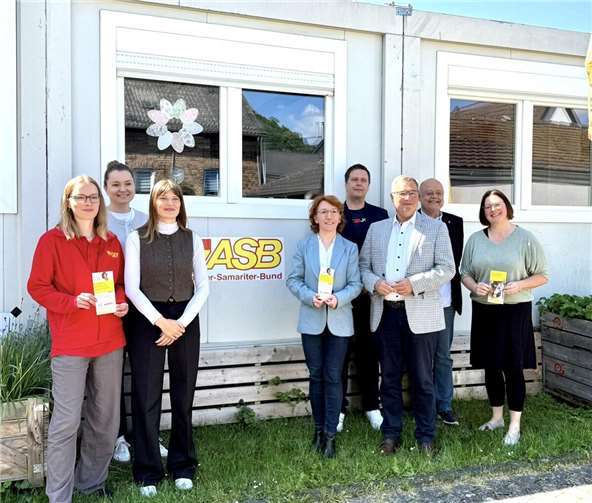 Carina Heinen (ASB Regionalverband Münsterland e.V.), Kathrin Ewering (ASB Regionalverband Münsterland e.V.), Lina Reder (ASB Regionalverband Münsterland e.V.), Susanne Müller, Sino Klaßen (Geschäftsführer ASB Kreisverband Ahrweiler), Horst Gies (Vorsitzender ASB Kreisverband Ahrweiler), Heribert Röhrig (Vorstandsmitglied ASB Kreisverband Ahrweiler), Stefanie Könitz-Goes (ASB NRW e.V. Projektleitung ASB-Hebammenzentralen/-mobile)  Foto: Christina Sönksen