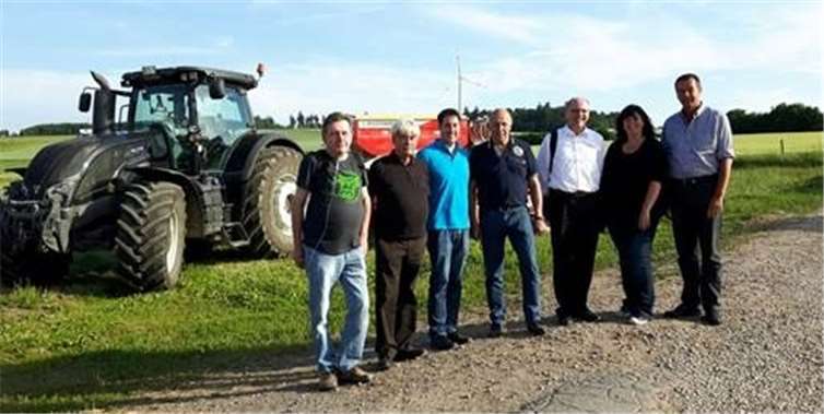 Carina Konrad bewirtschaftet mit ihrer Familie einen landwirtschaftlichen Betrieb; der FDP-Bezirksvorstand Eifel-Hunsrück machte sich vor Ort ein Bild.privat