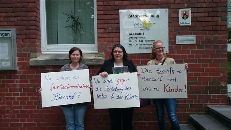 Carina Krings (v. r.), Christina Geißler und Yvonne Dum vor dem Rathaus in Bendorf.Foto: Privat