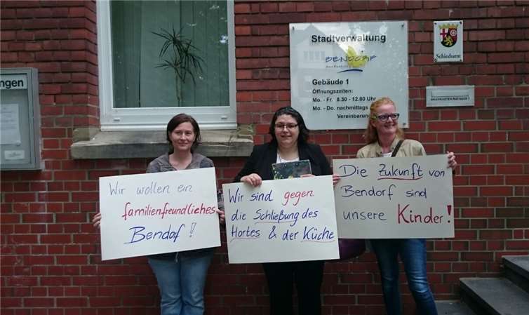 Carina Krings (v. r.), Christina Geißler und Yvonne Dumvor dem Rathaus in Bendorf. Foto: Privat