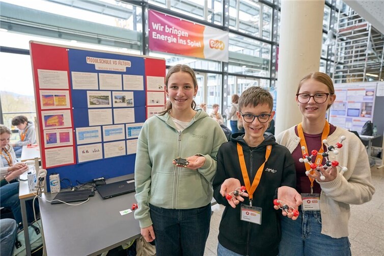 Carina Peters, Linus Gierten und Marla Weinand (von links) beschäftigten sich mit dem Raumklima ihrer Schule.