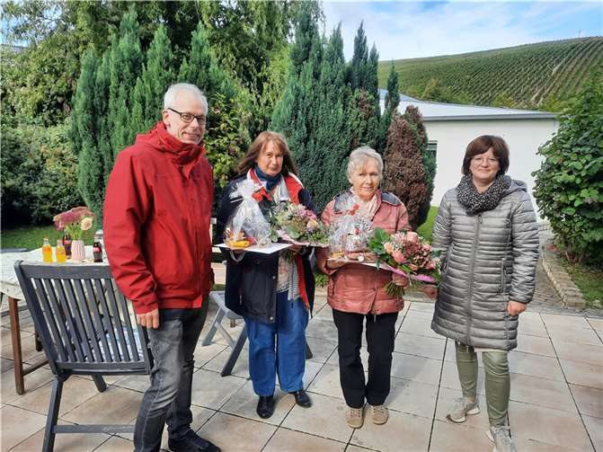 Caritas-Geschäftsführer Richard Stahl (links) und Caritas-Mitarbeiterin Nadine Jüsgen (rechts) bedankten sich herzlich bei Elisabeth Derra (Zweite von links) und Erika Panin (Zweite von rechts) auch im Namen aller Kolleginnen und Kollegen und wünschten ihnen einen frohen, guten und segensreichen Ruhestand.Foto: privat