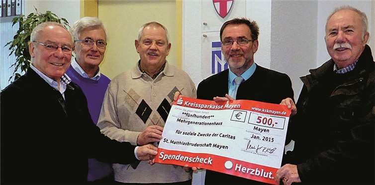 Caritas-Geschäftsführer Werner Steffens (4.v.l.) bedankt sich bei den Matthiasbrüdern (v.l.:) Heinz Schäfer, Dieter Preß, Rudolf Haase und Hubert Jansen für die Unterstützung der gemeinnützigen Aufgabenstellung des Mehrgenerationenhauses St. Matthias in Mayen. SMB MY