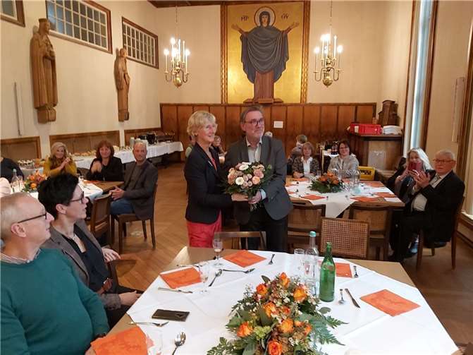 Caritas-Geschäftsführer Werner Steffens dankt Annegret Fisker für 37 Jahre im Dienste der Caritas.Foto: Caritas