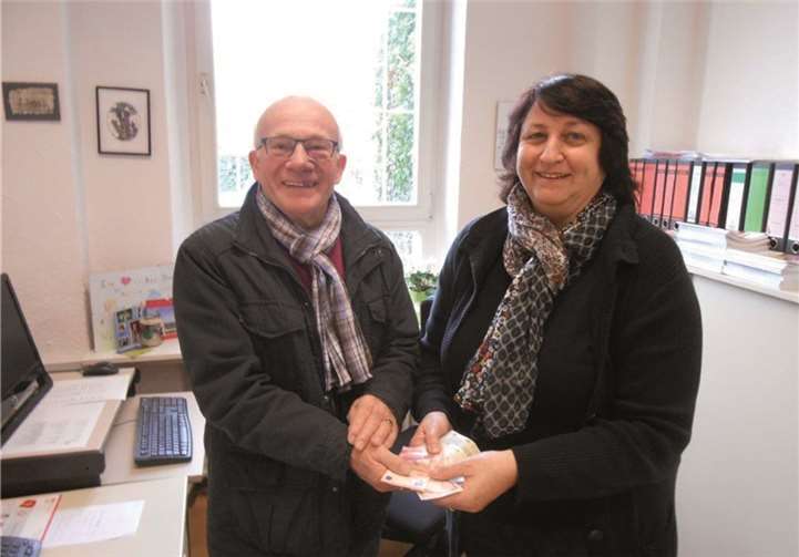 Caritas-Leiter Rudolf Düber und die Neuwieder Geschäftsstellenleiterin Claudia Pauly waren erfreut über die spontan erfolgte Spende. privat