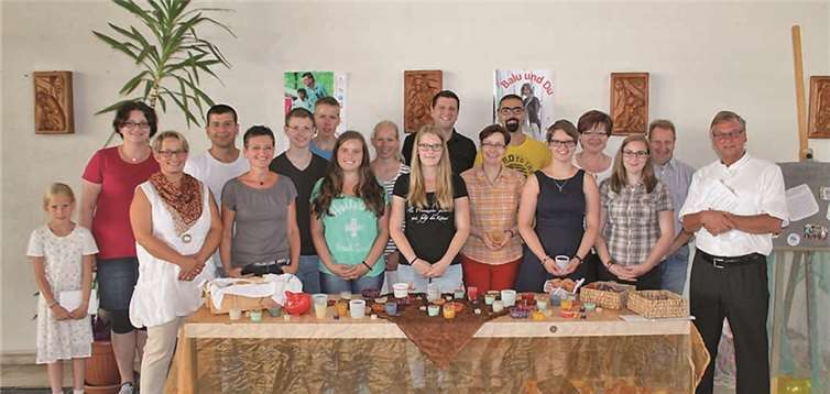 Caritas-Mitarbeiterin Christiane Böttcher (links) freute sich über die 400 Euro, die sie im Gottesdienst für das Projekt „Balu und Du“ überreicht bekam.privat