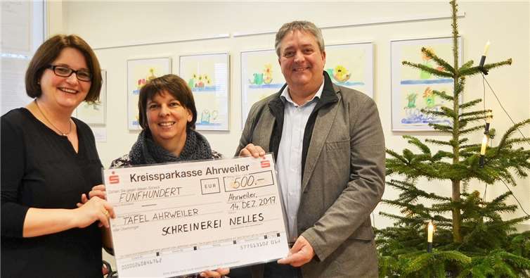 Caritas-Mitarbeiterin Christiane Böttcher (v. l.) und Angelika Schorn bedankten sich herzlich bei Thomas Nelles für die Spende der Holzwerkstätte Thomas Nelles.  Caritas