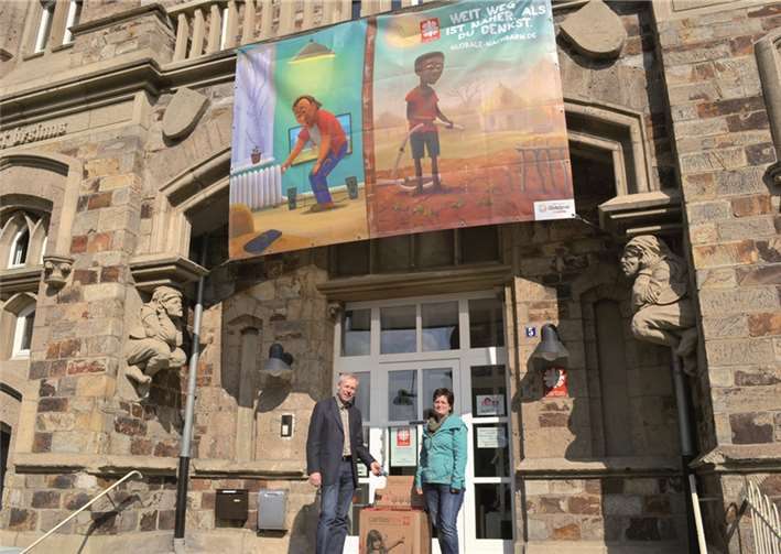 Caritas-Mitarbeiterin Nadine Jüsgen und Caritas-Geschäftsführer Richard Stahl weisen vor der Geschäftsstelle Ahrweiler auf die Caritas-Jahreskampagne mit Blow up und „CaritasBox“ hin. Privat
